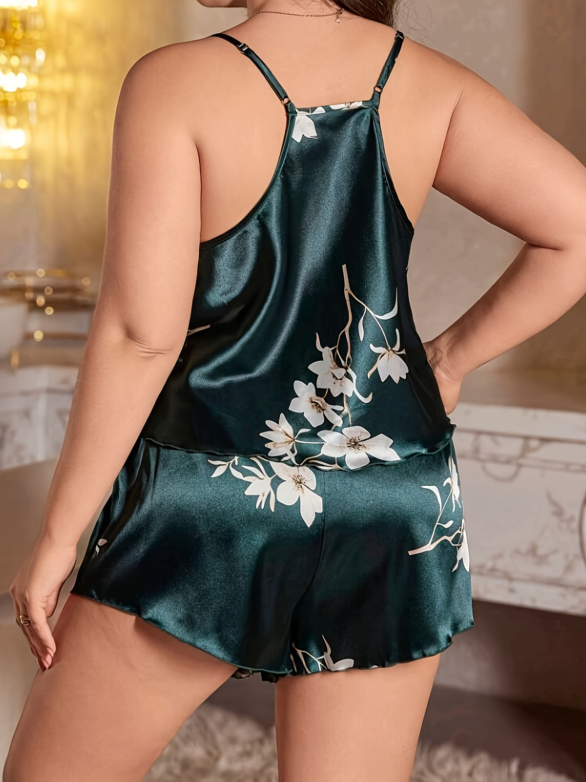 Ensemble grande taille à imprimé fleuri, ligne affirmée, détail du col