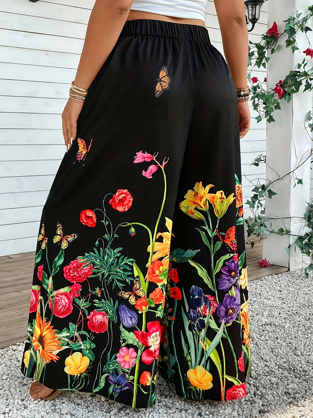 Pantalon grande taille à imprimé fleuri, coupe évasée, porté de face
