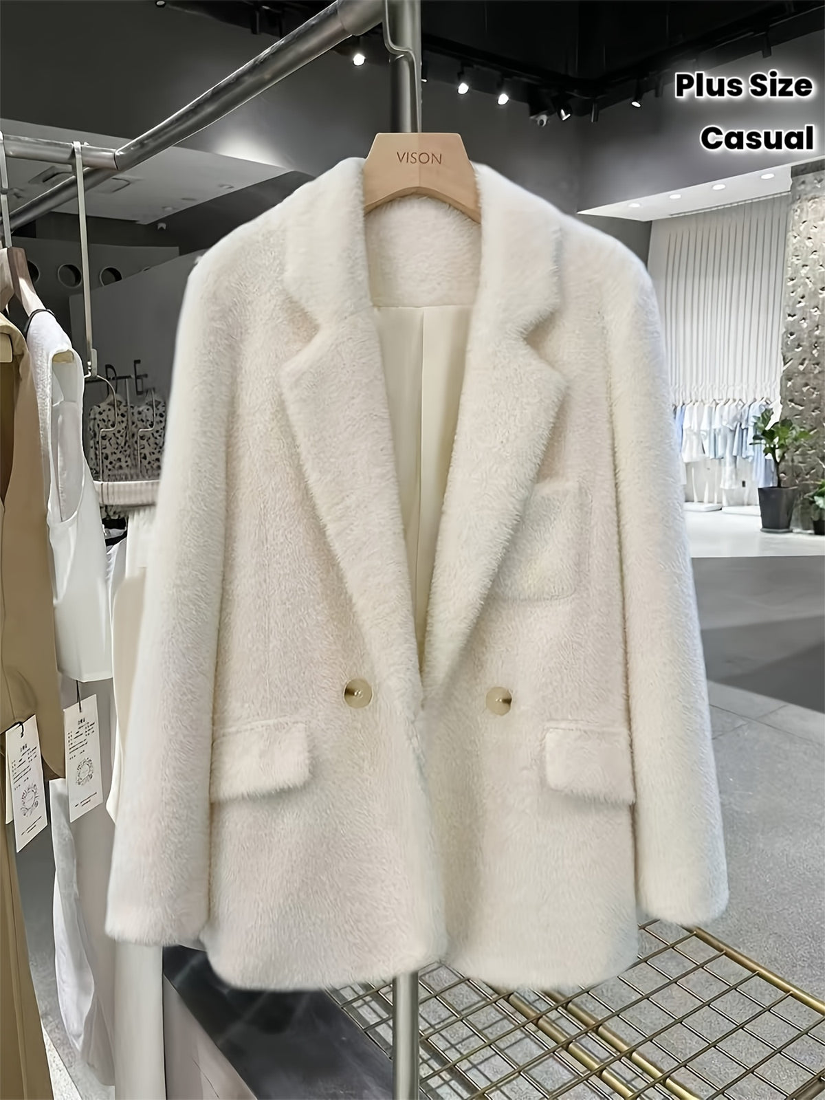 Manteau grande taille, coupe oversize, col à revers, boutonnage, mise en situation