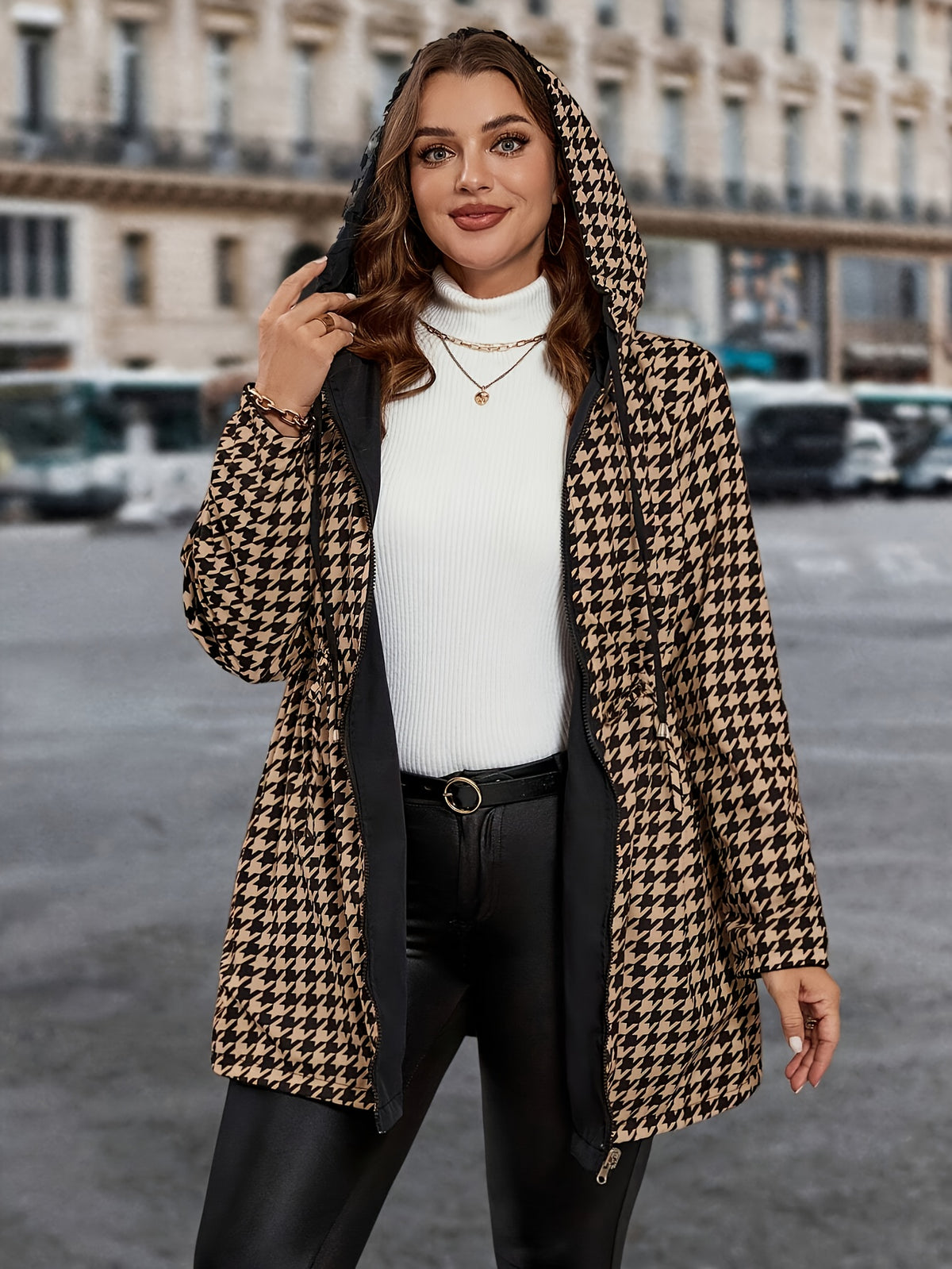Manteau grande taille, coupe oversize, porté de face