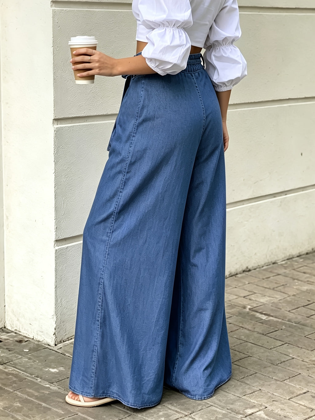 Pantalon grande taille, coupe évasée, délavage doux, tenue franche, vu de dos