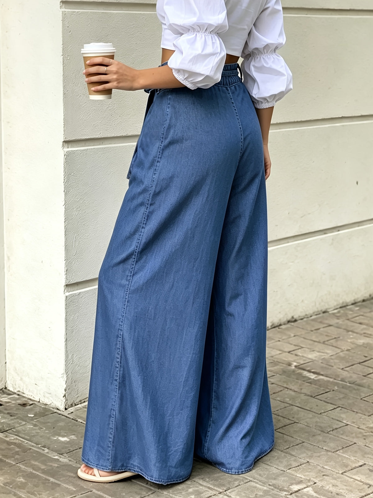 Pantalon grande taille, coupe évasée, délavage doux, tenue franche, vu de dos