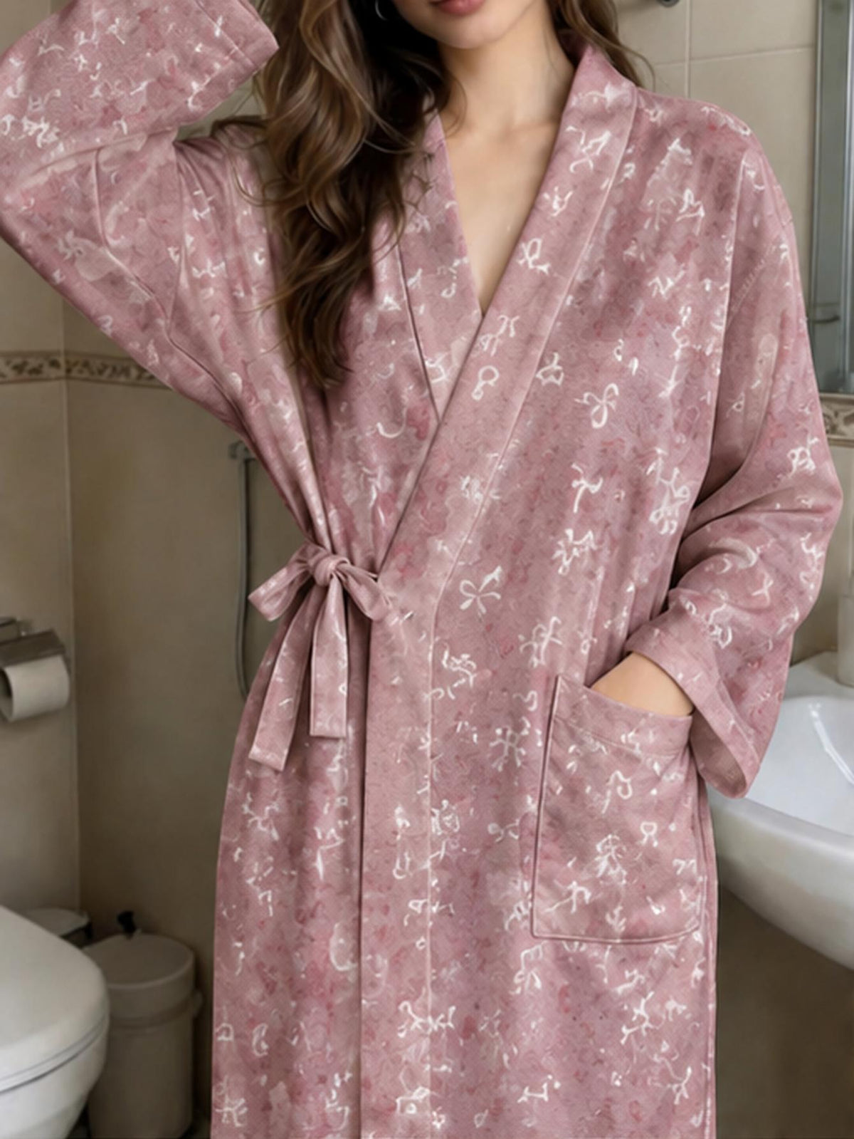 Peignoir grande taille en satin, tombé fluide — composition : 70% Polyester, 30% Élasthanne Image