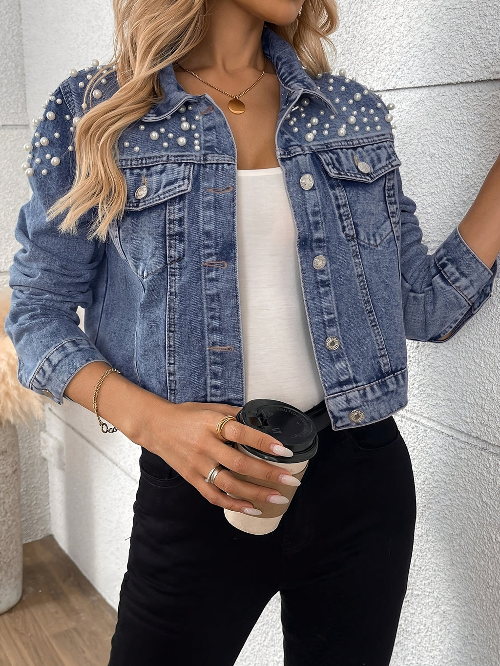 Veste grande taille, col à revers, boutonnage, manches courtes, porté de face