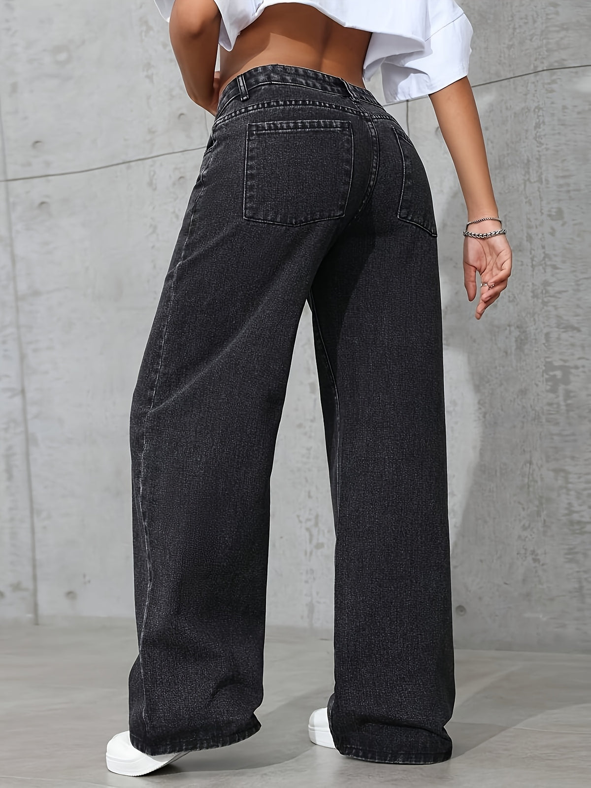 Jean grande taille, coupe évasée, délavage doux, poches pratiques, porté de face