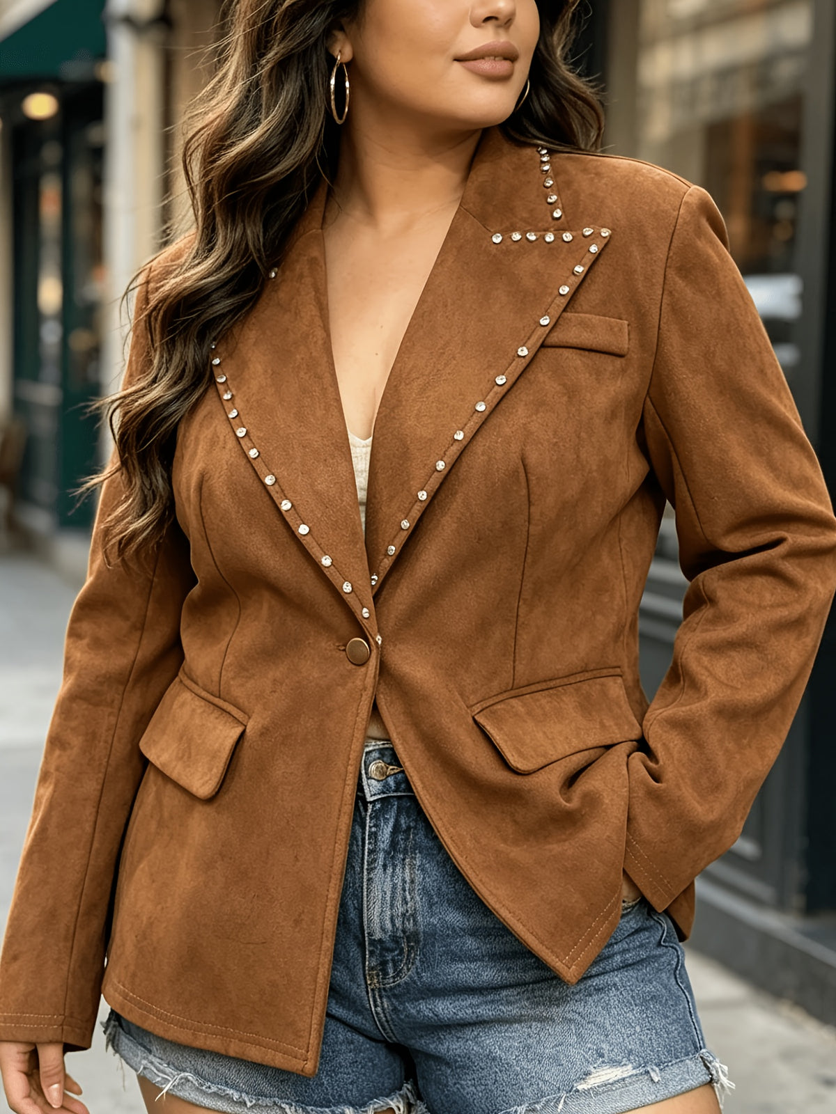 Veste grande taille, coupe cintrée, détail du col
