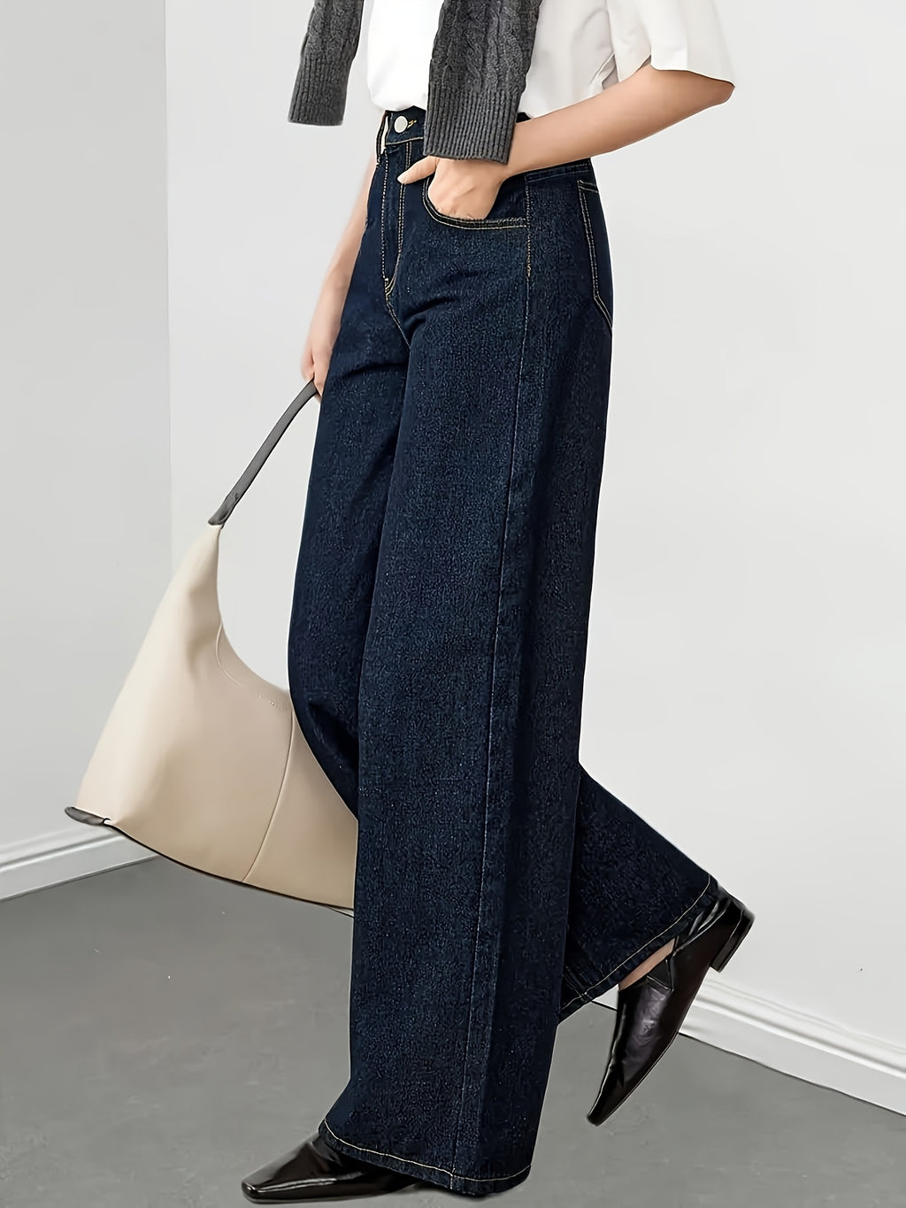 Jean grande taille, coupe évasée, tenue franche, délavage, détail du tissu