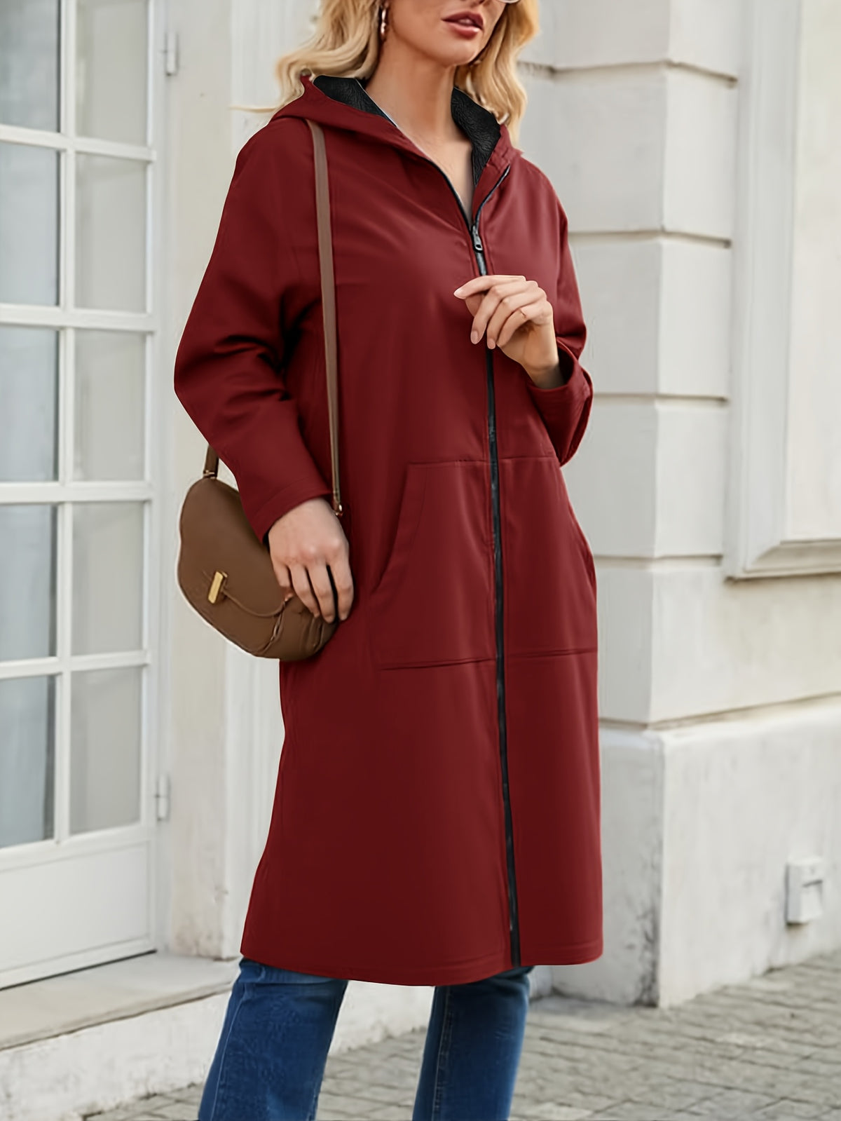 Veste grande taille, capuche, allure élégante, vu de dos