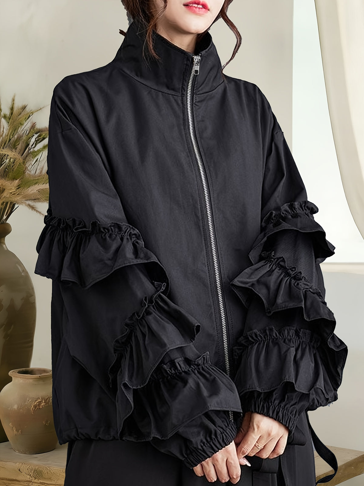 Veste grande taille, volants, fermeture zippée, détail du tissu
