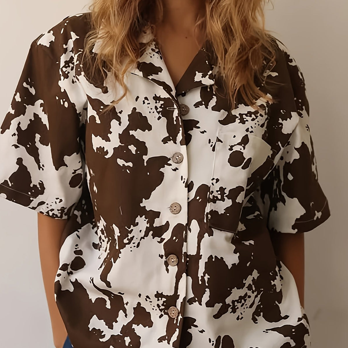 Chemise grande taille, coupe ample, manches courtes — matière : polyester