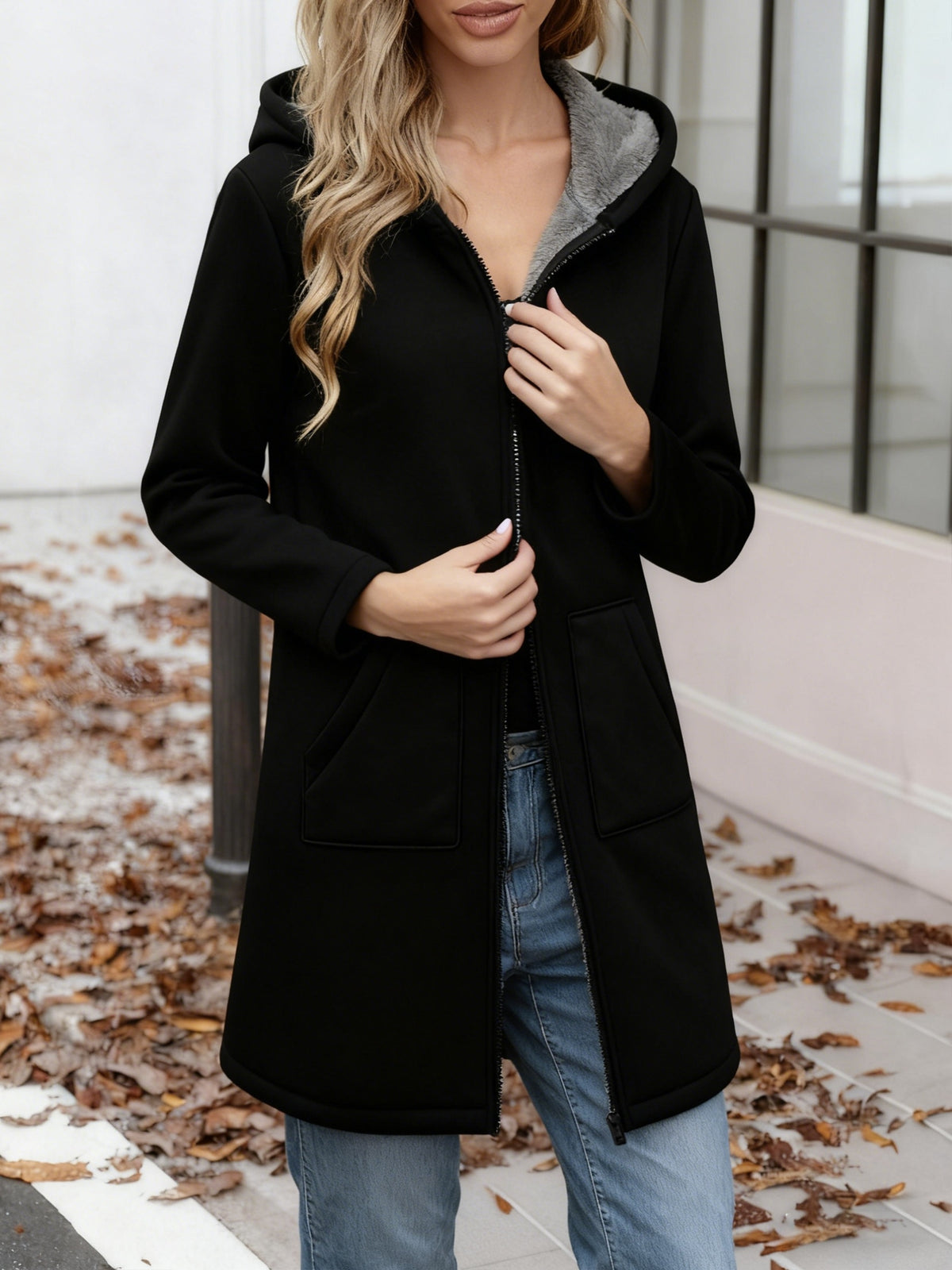 Veste grande taille, capuche, allure élégante, vu de dos