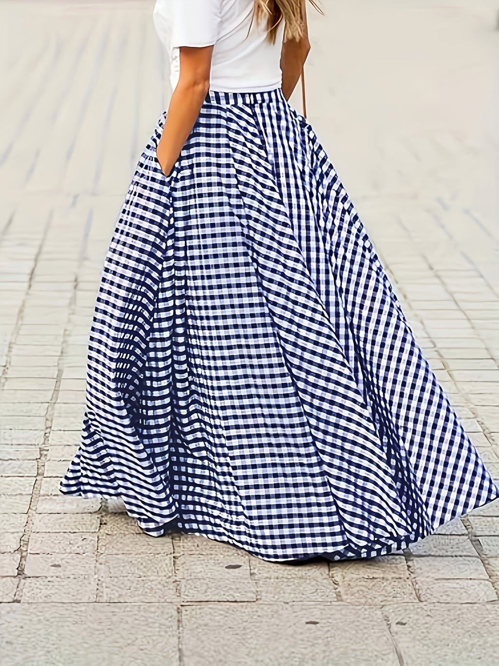Jupe grande taille à carreaux, coupe évasée, poches pratiques, détail du tissu