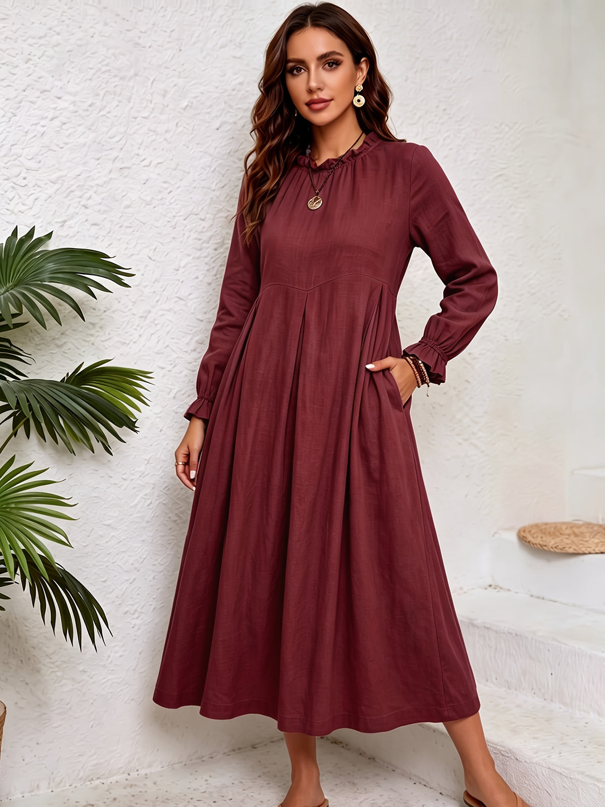 Robe midi grande taille en lin — Col à volant et ourlet croisé