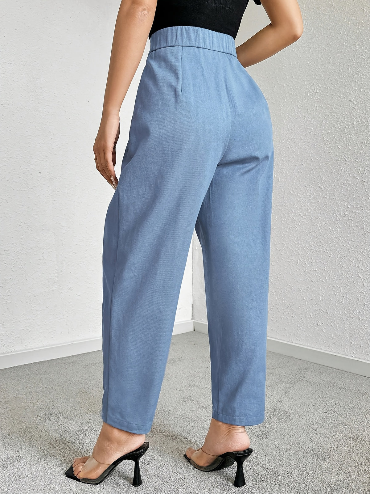 Pantalon carotte grande taille — Plis creux et bouton doré