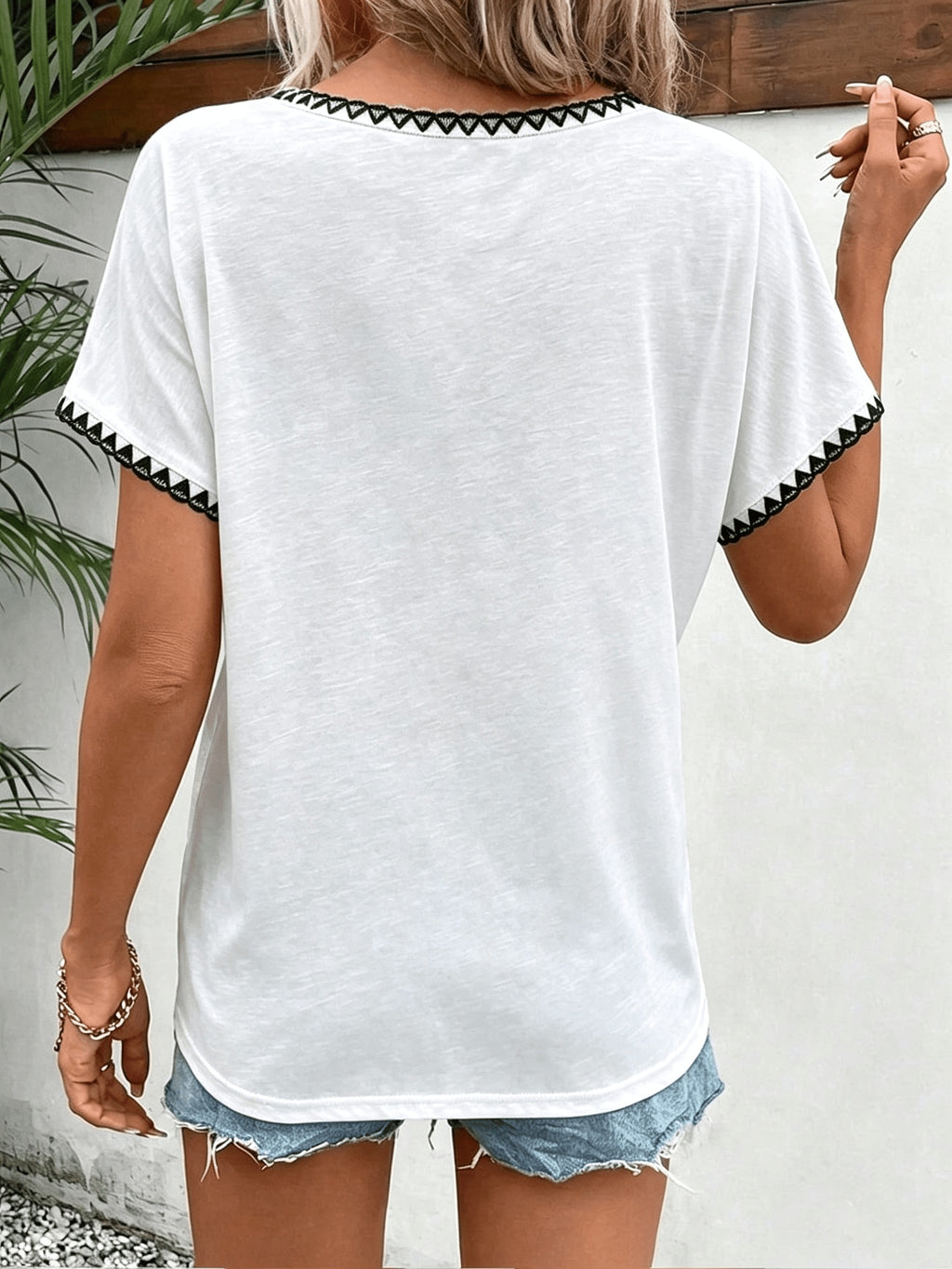 T-shirt grande taille en dentelle, col V, effet ajouré, porté de face