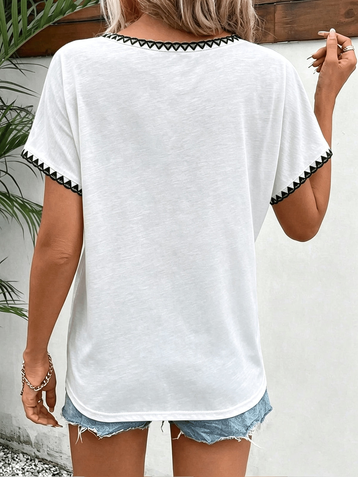 T-shirt grande taille en dentelle, col V, effet ajouré, porté de face
