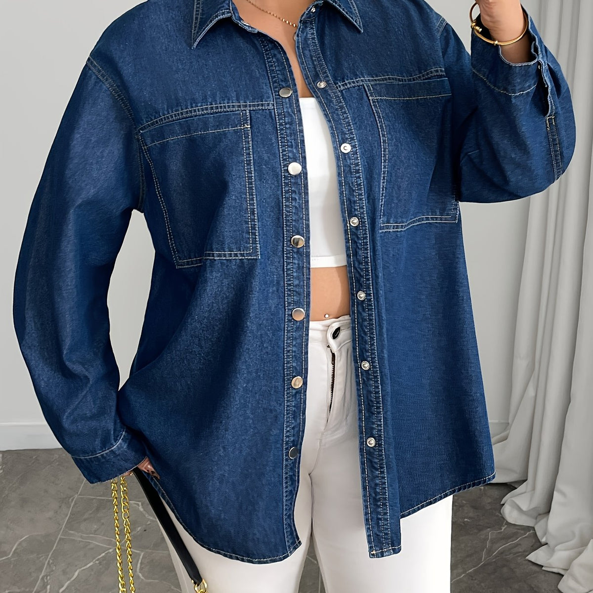 Chemise grande taille, col à revers, boutonnage, tenue franche — matière : denim
