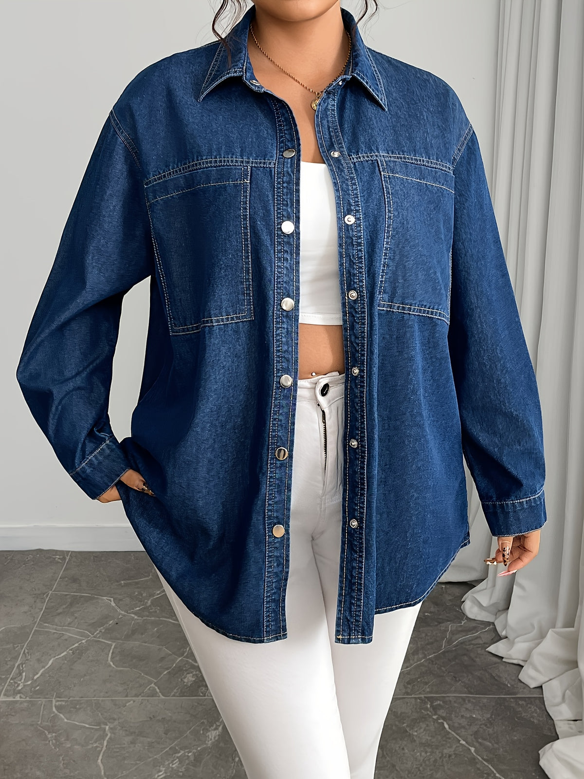 Chemise grande taille, col à revers, boutonnage, tenue franche, vu de dos