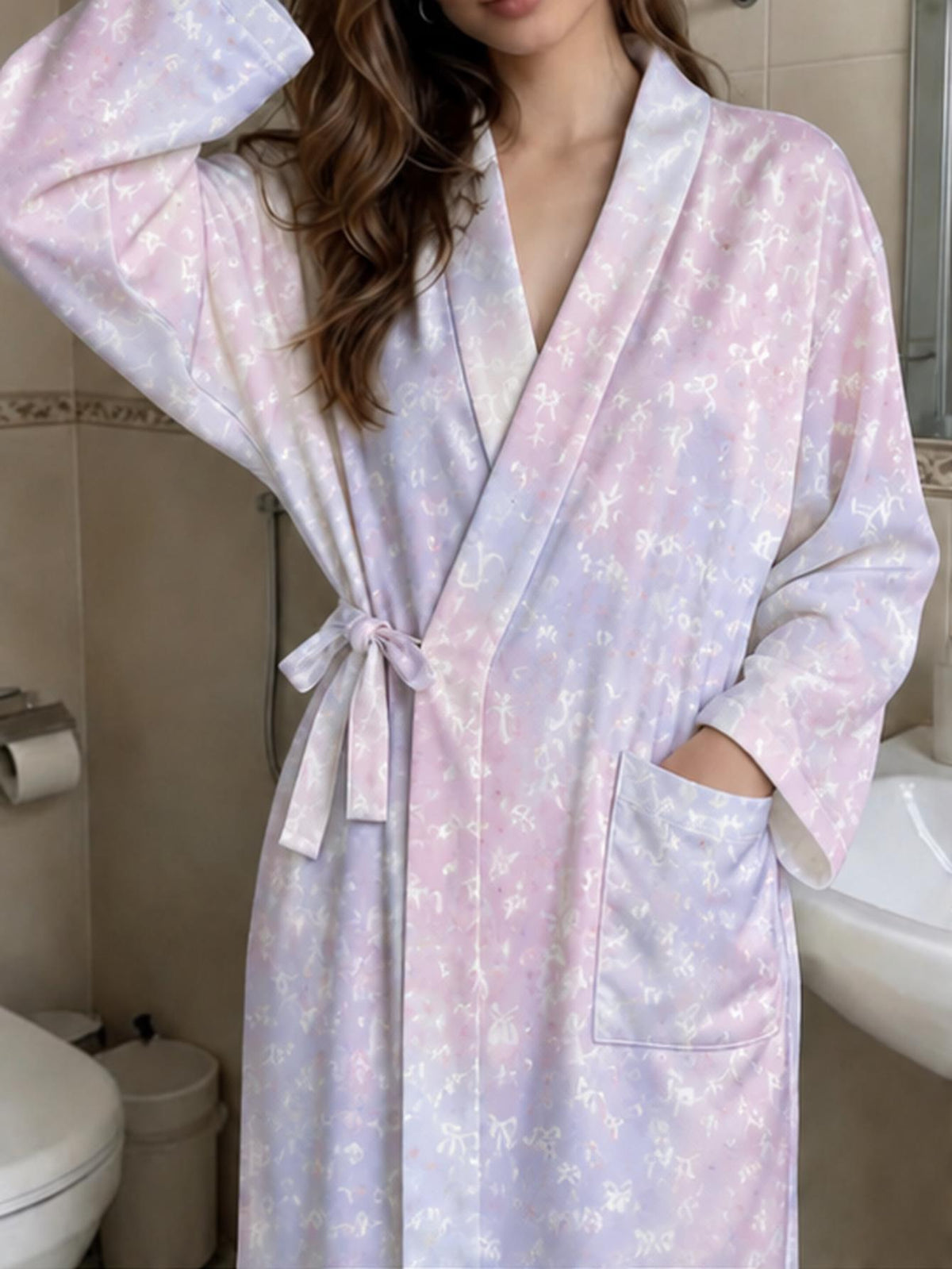 Peignoir grande taille en satin, tombé fluide, détail du col