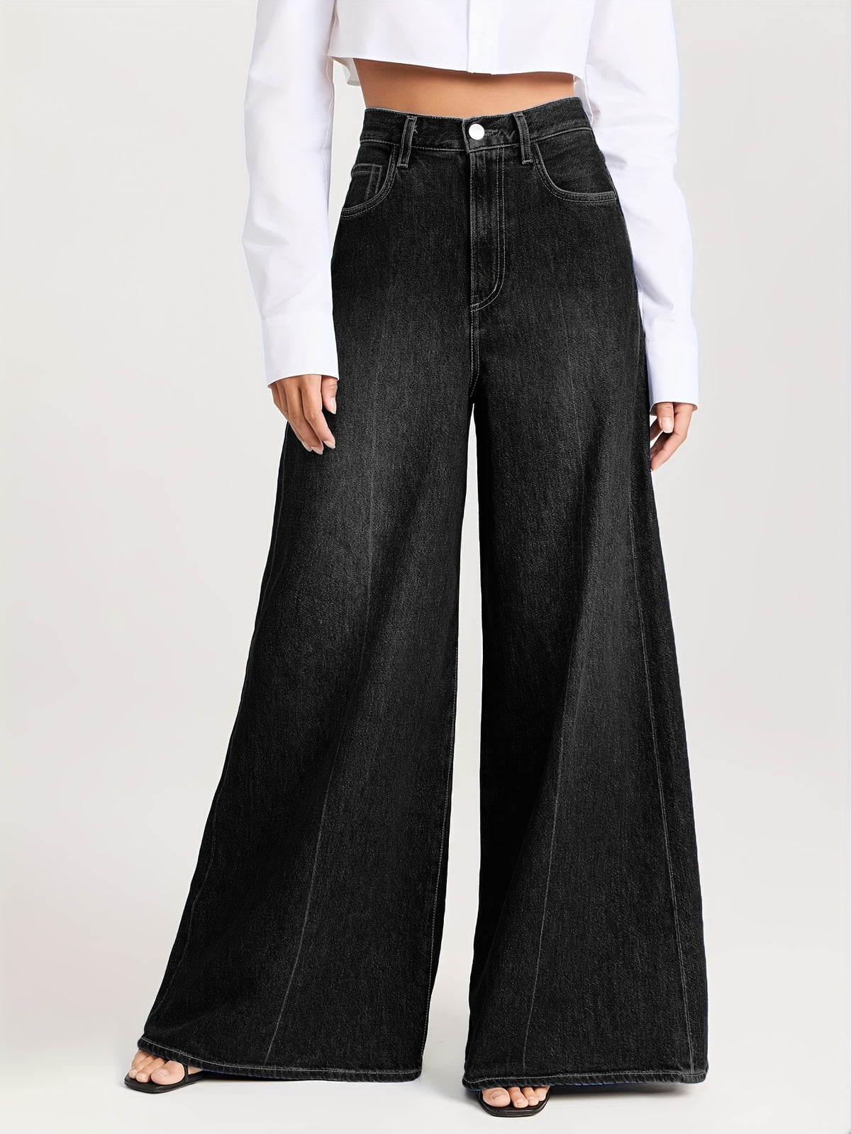 Pantalon grande taille, coupe évasée, délavage doux, tenue franche, mise en situation