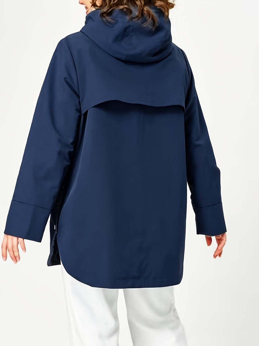 Manteau grande taille, fermeture zippée, capuche, esprit trench, visuel produit
