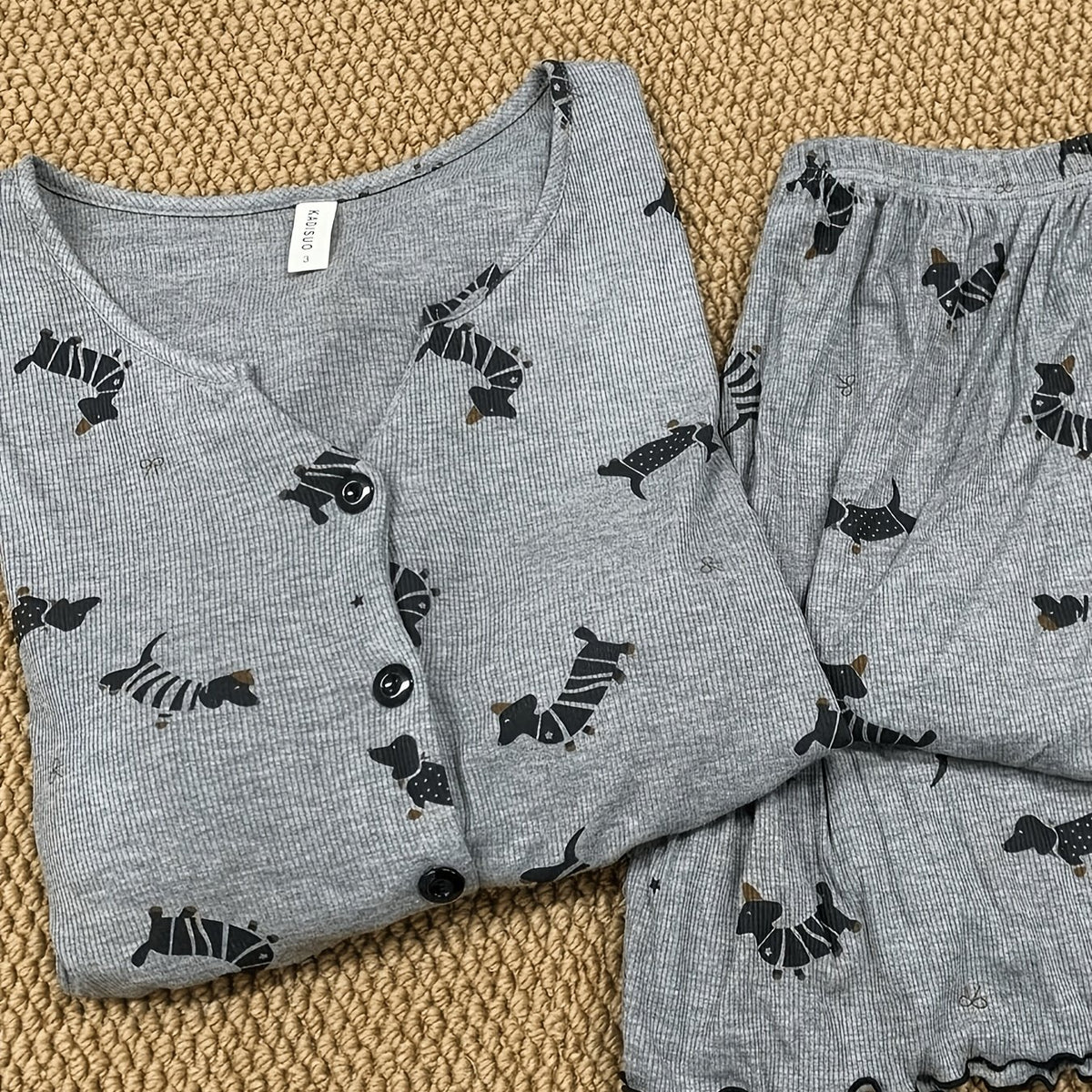 Pyjama grande taille, manches courtes, tombé fluide, tissu léger — composition : 95% Viscose, 5% Élasthanne Image