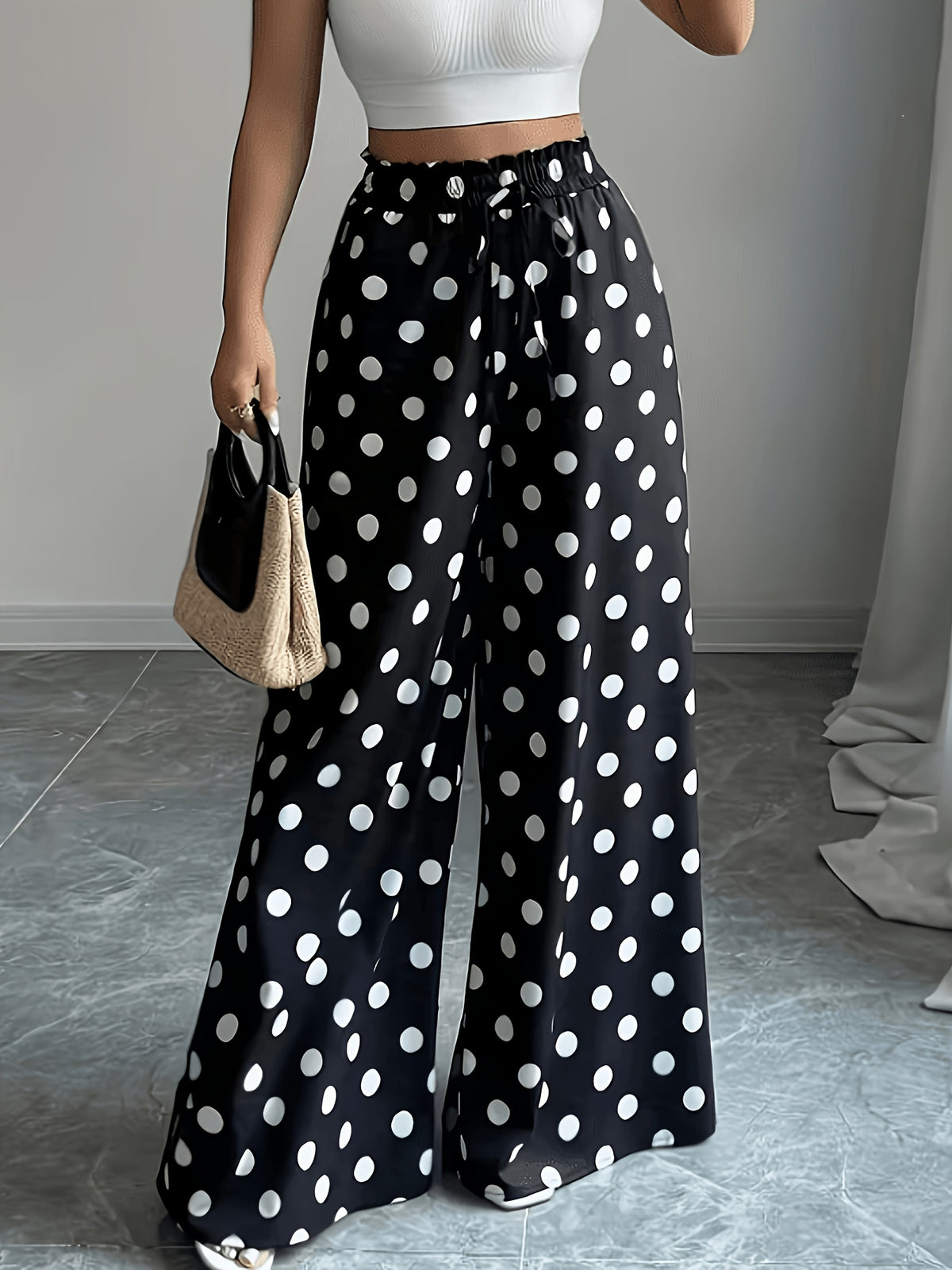 Pantalon grande taille à pois, coupe évasée, porté de face