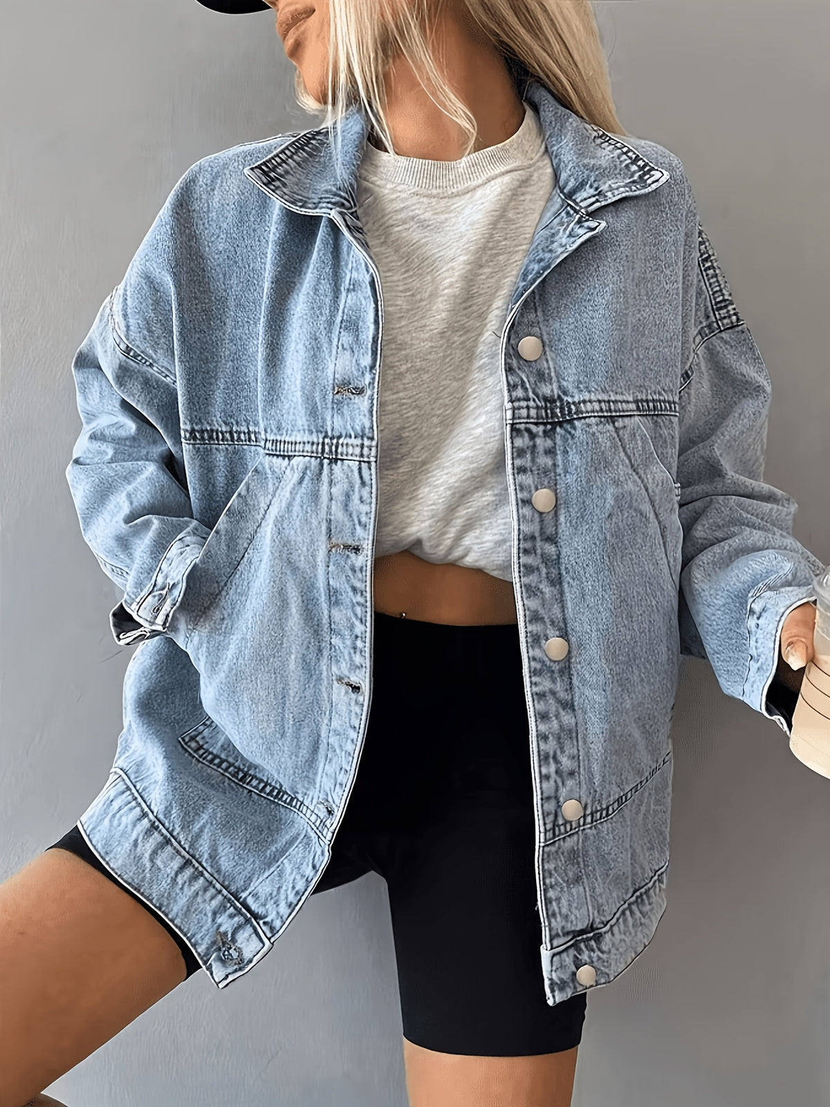 Veste grande taille, coupe oversize, tenue franche, tissu non extensible — composition : 79% Coton, 10.9% Viscose, 10.1% Polyester Image
