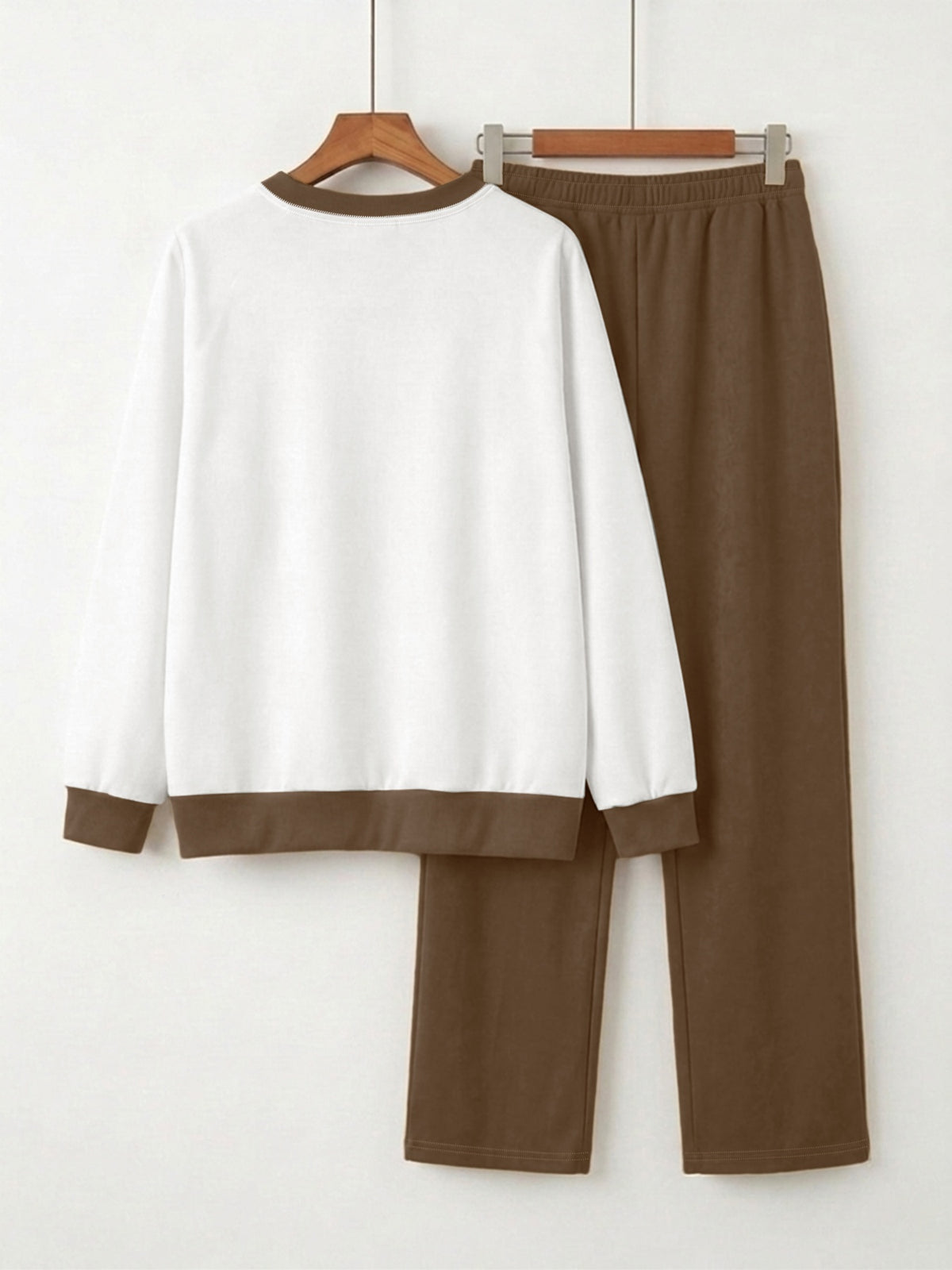 Ensemble grande taille, coupe ample, manches longues, toucher naturel, détail du col