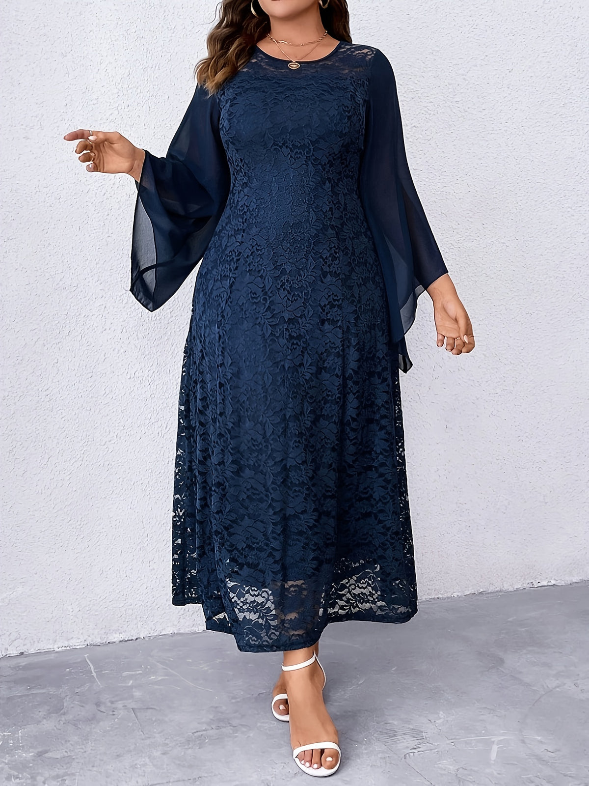 Robe en dentelle grande taille — Mi-longue à manches voile