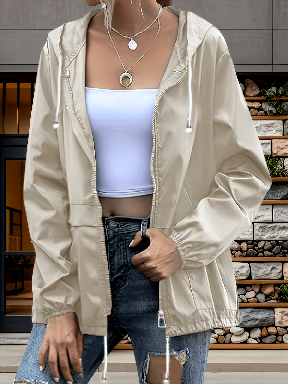 Top grande taille, coupe oversize, capuche, détail du tissu