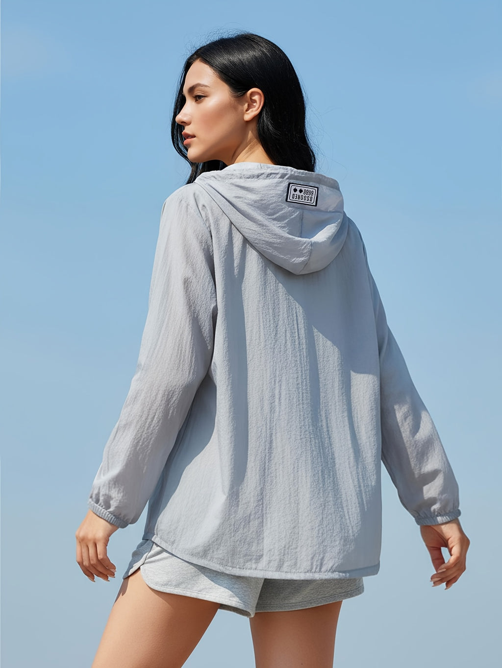 Veste grande taille, coupe ample, capuche, tissu léger, vue de profil
