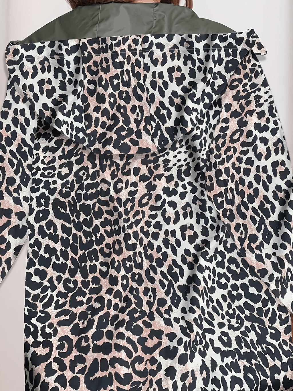 Veste grande taille à imprimé léopard, coupe ample, capuche, détail du tissu