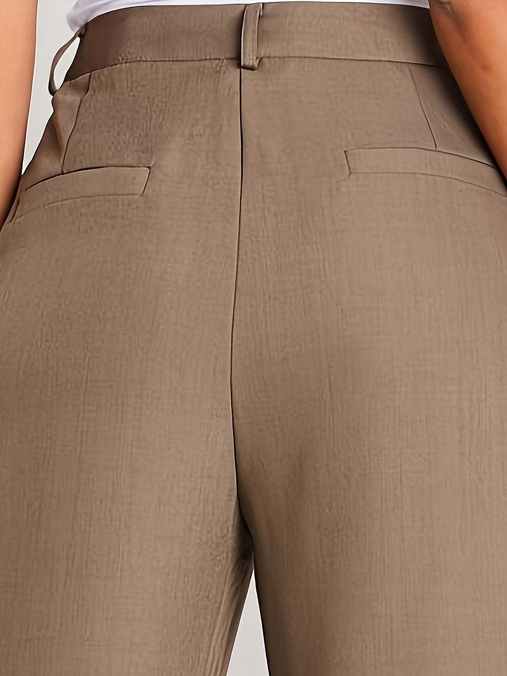 Pantalon grande taille, coupe longue, boutonnage, ligne nette, mise en situation