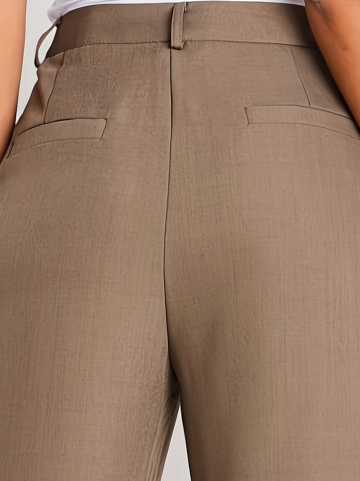Pantalon grande taille, coupe longue, boutonnage, ligne nette, mise en situation