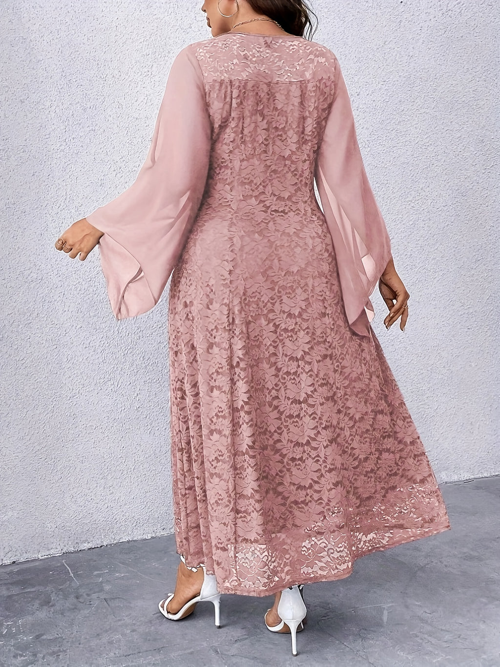 Robe en dentelle grande taille — Mi-longue à manches voile