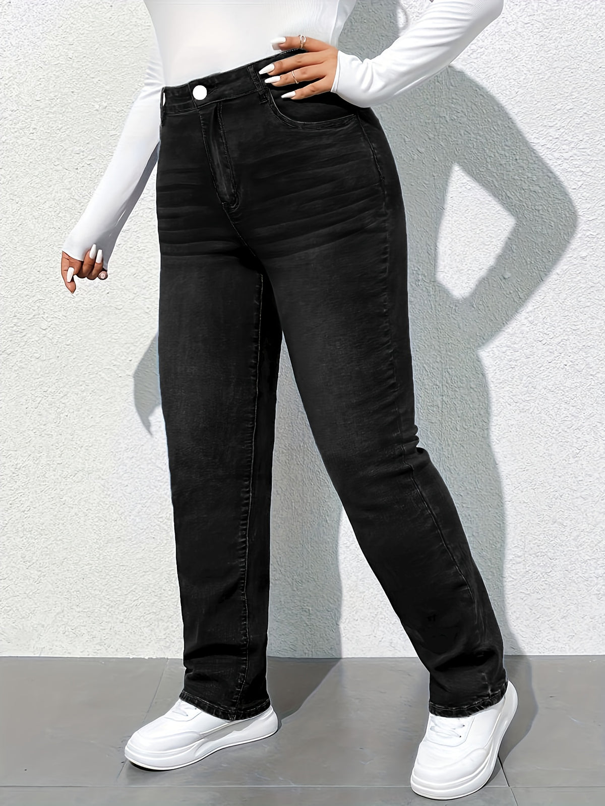 Jean grande taille, coupe oversize, boutonnage, tenue franche Image