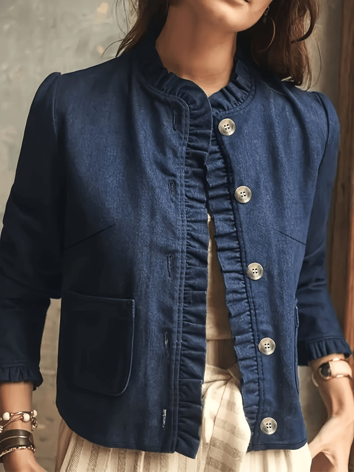 Veste grande taille, col rond, manches longues, tenue franche, porté de face