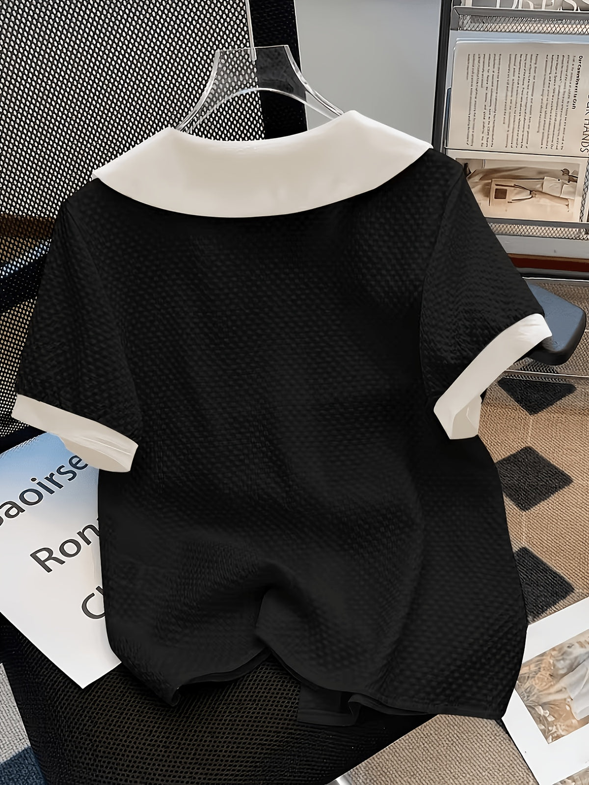 Chemise grande taille, boutonnage, manches courtes, allure élégante, détail du col