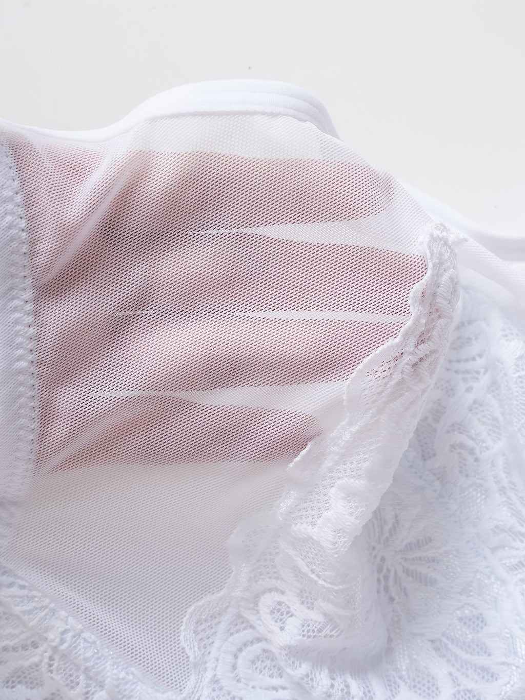 Soutien-gorge grande taille, maille transparente et dentelle