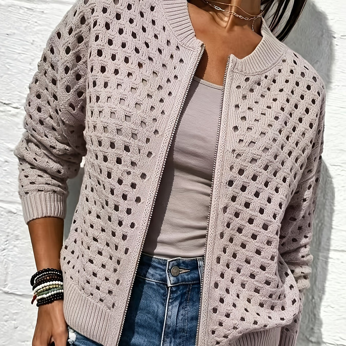 Pull grande taille, détail ajouré, porté de face