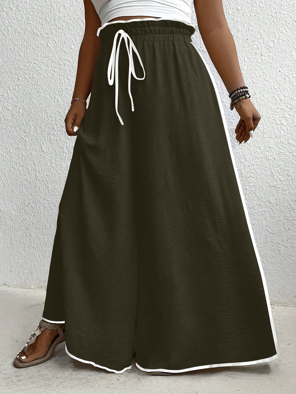 Pantalon grande taille à rayures, coupe évasée, mise en situation