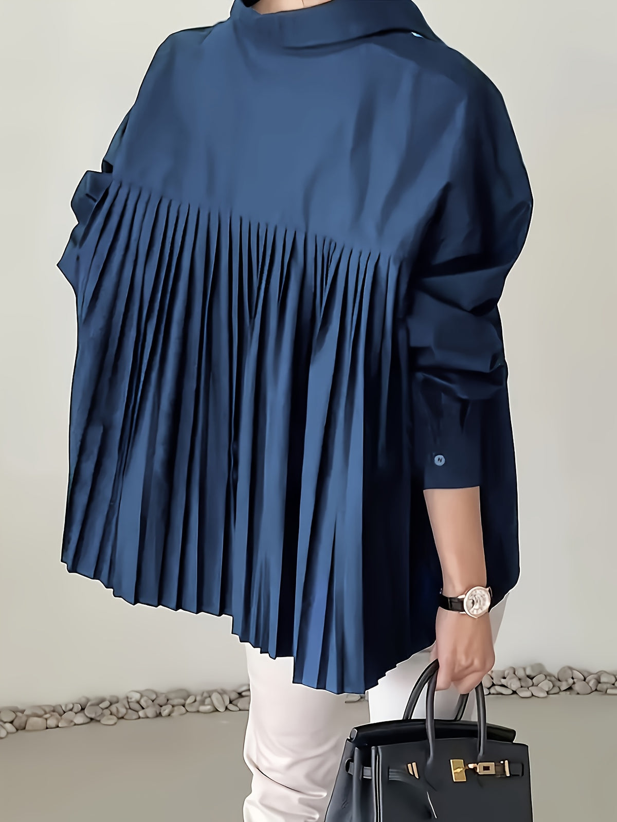 Chemise grande taille, coupe ample, pompons, manches longues, détail du tissu