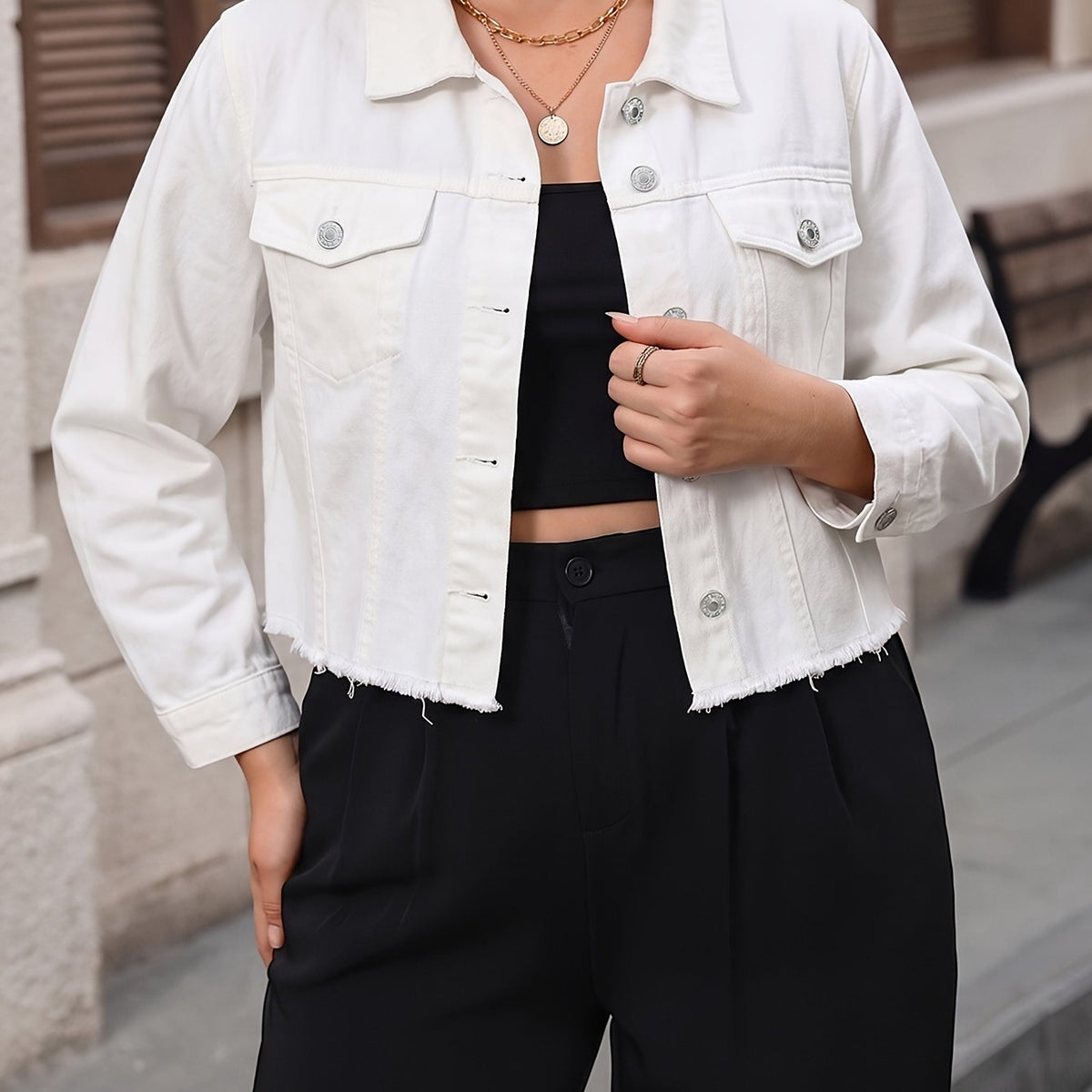 Veste grande taille, col à revers, boutonnage, tenue franche — matière : denim
