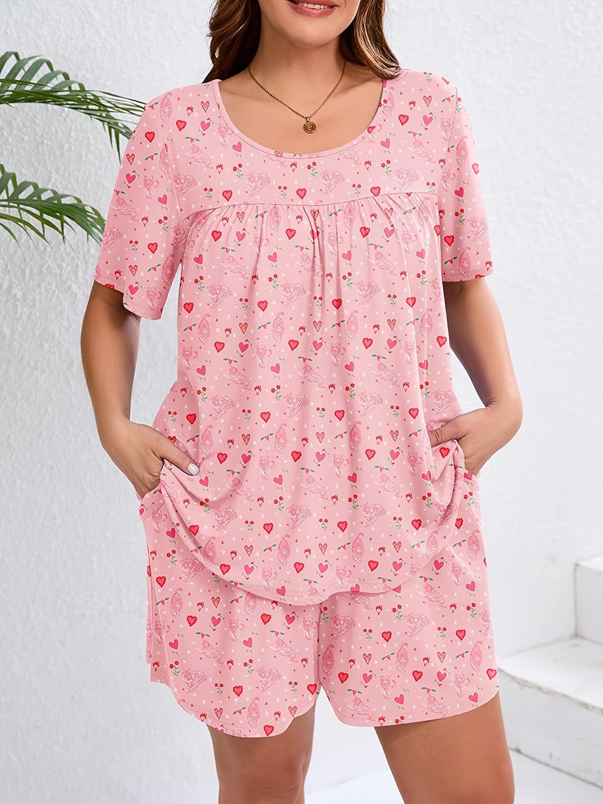 Pyjama grande taille à imprimé fleuri, manches courtes, mise en situation