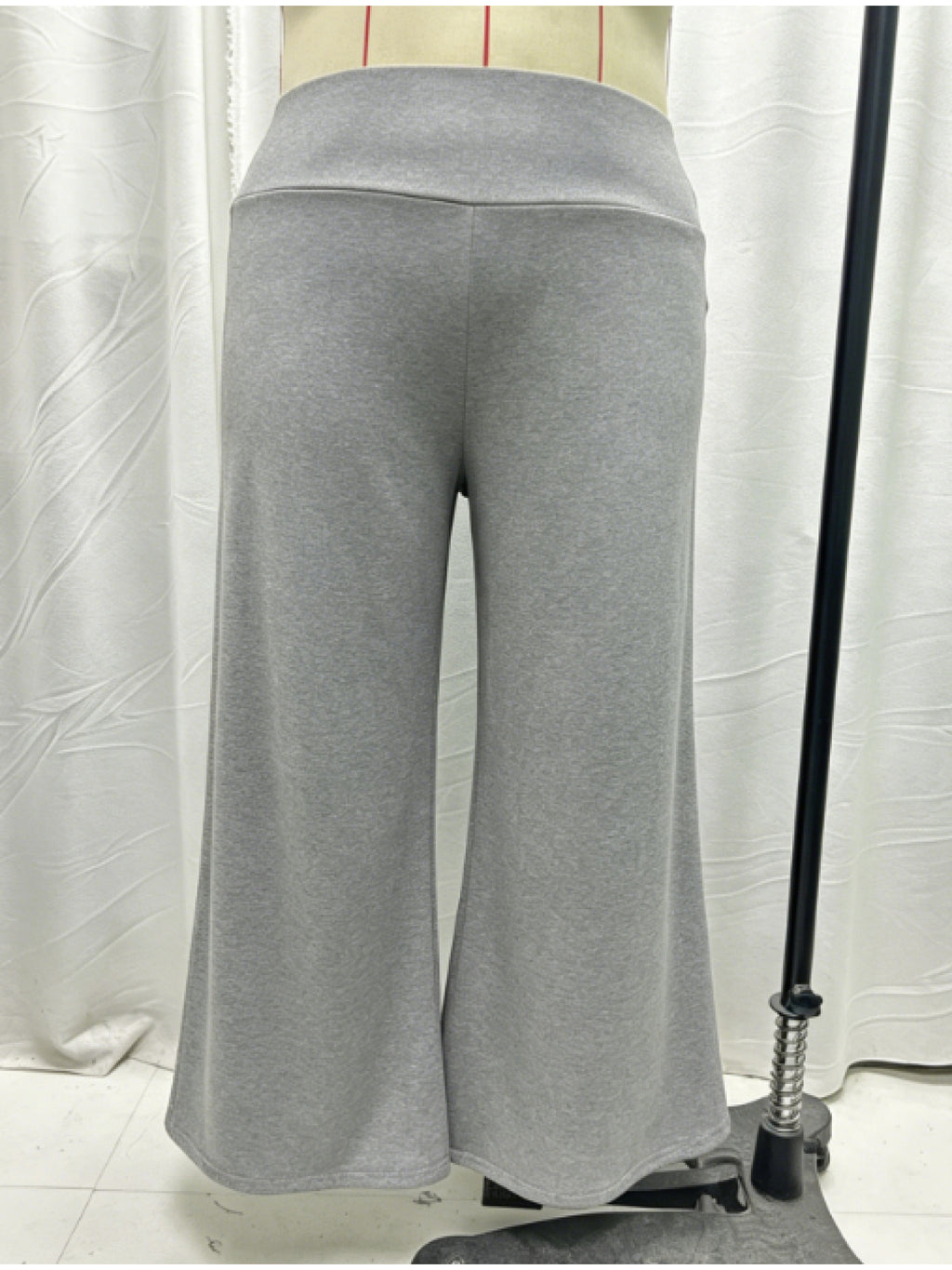 Pantalon grande taille, coupe évasée, jambe large, esprit décontracté, gros plan