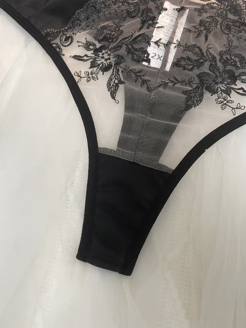Ensemble de lingerie grande taille, bustier lacé et culotte brodée Image