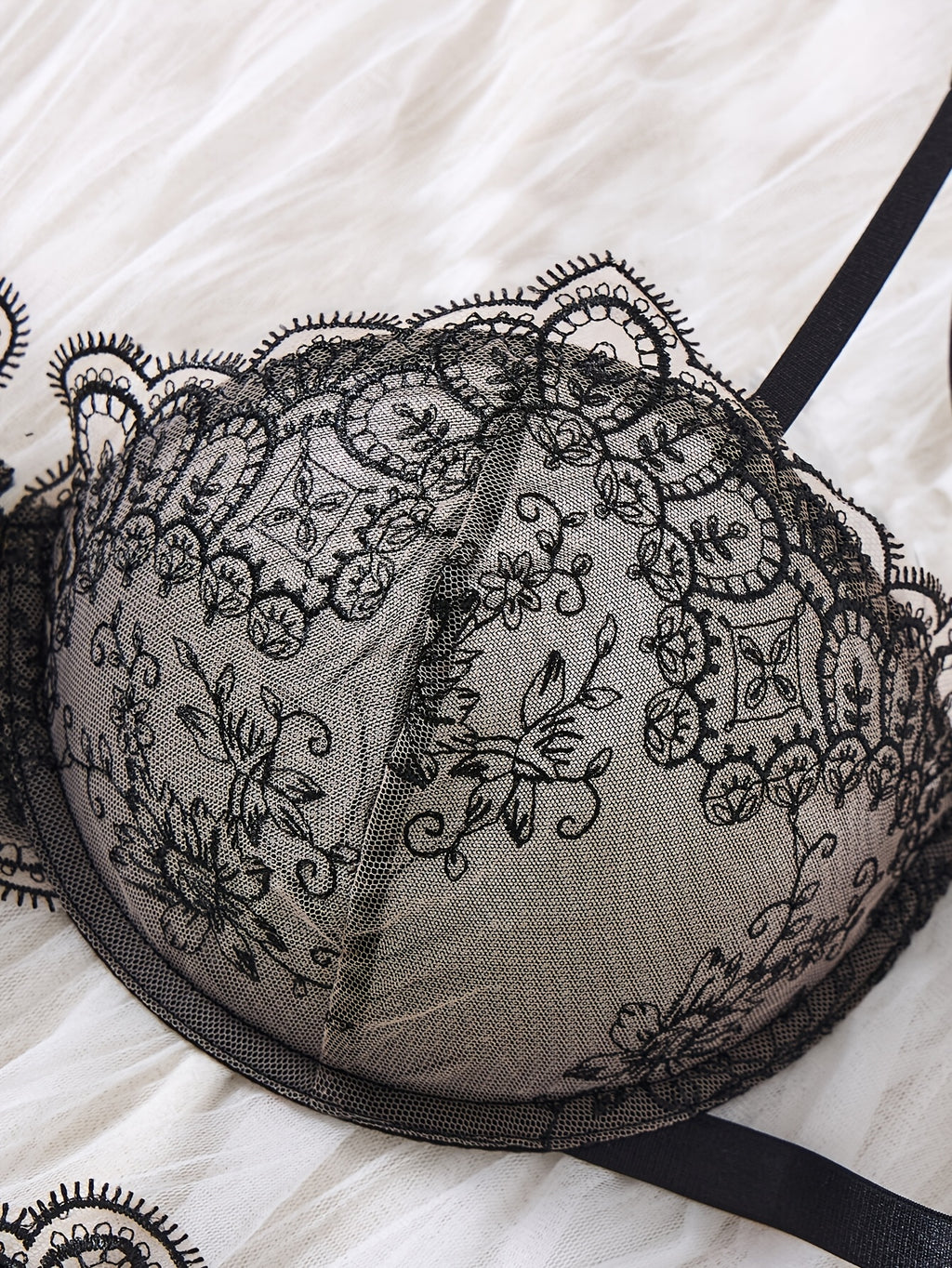 Ensemble lingerie grande taille, broderie noire festonnée