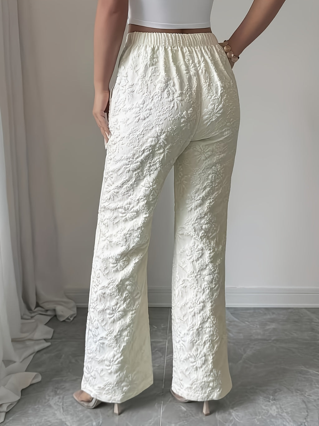 Pantalon grande taille, coupe évasée, poches plaquées, allure élégante, gros plan