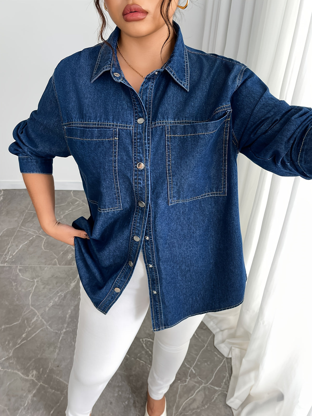 Chemise grande taille, col à revers, boutonnage, tenue franche — composition : 85% Coton, 15% Polyester